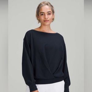 Lululemon pleated model pullover. Colour: True Navy